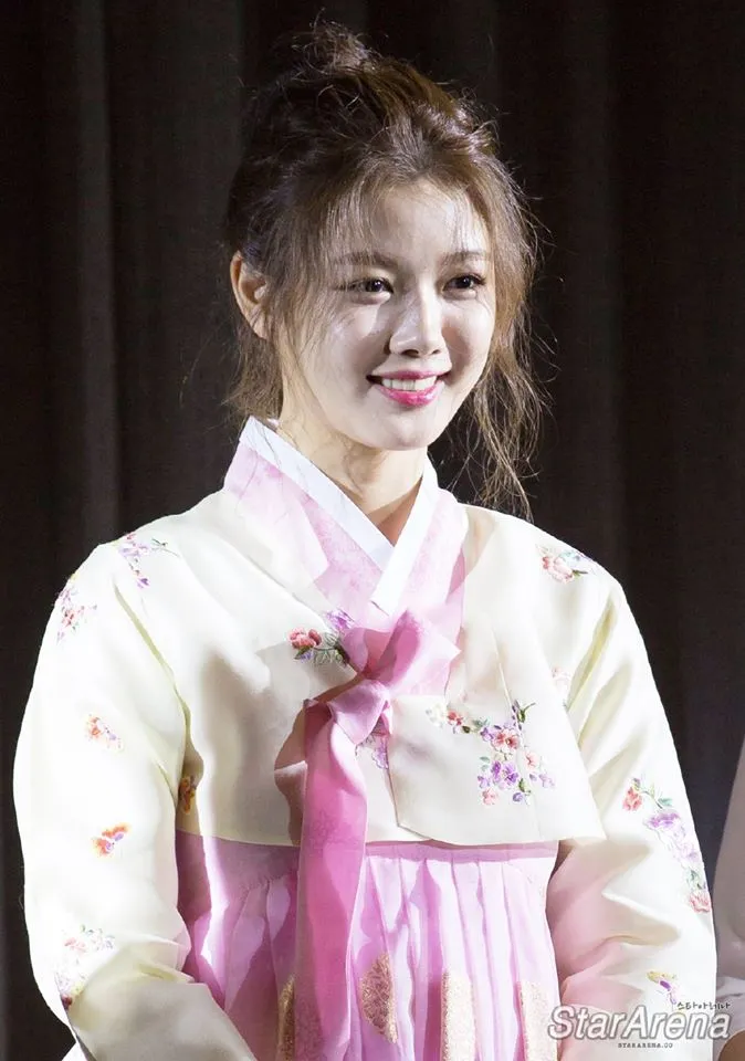 Tay băng bó, Kim Yoo Jung vẫn khiến fan đứng hình vì quá dễ thương - Ảnh 2. Tay băng bó, Kim Yoo Jung vẫn khiến fan đứng hình vì quá dễ thương - Ảnh 2.