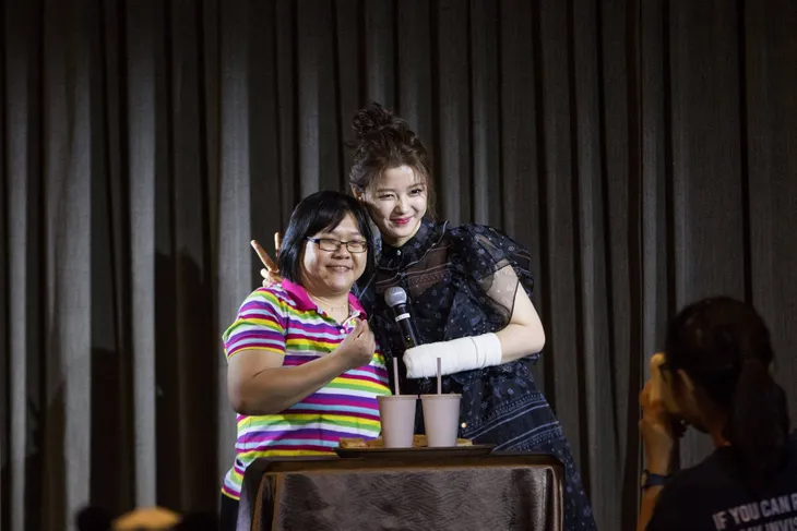 Tay băng bó, Kim Yoo Jung vẫn khiến fan đứng hình vì quá dễ thương - Ảnh 5. Tay băng bó, Kim Yoo Jung vẫn khiến fan đứng hình vì quá dễ thương - Ảnh 5.