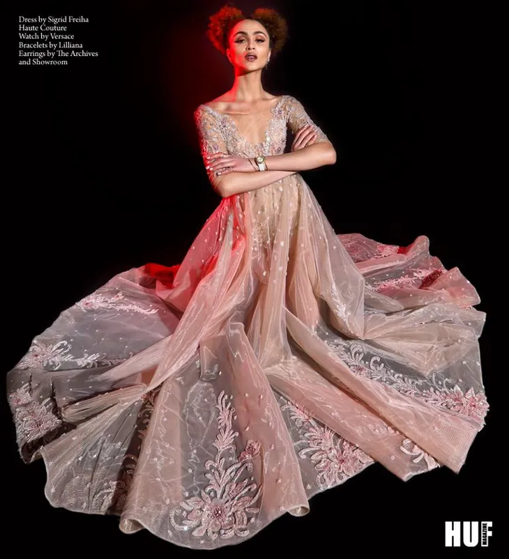 Người đẹp Top Model khoe chân dài miên man với trang phục cổ điển - Ảnh 3. Người đẹp Top Model khoe chân dài miên man với trang phục cổ điển - Ảnh 3.