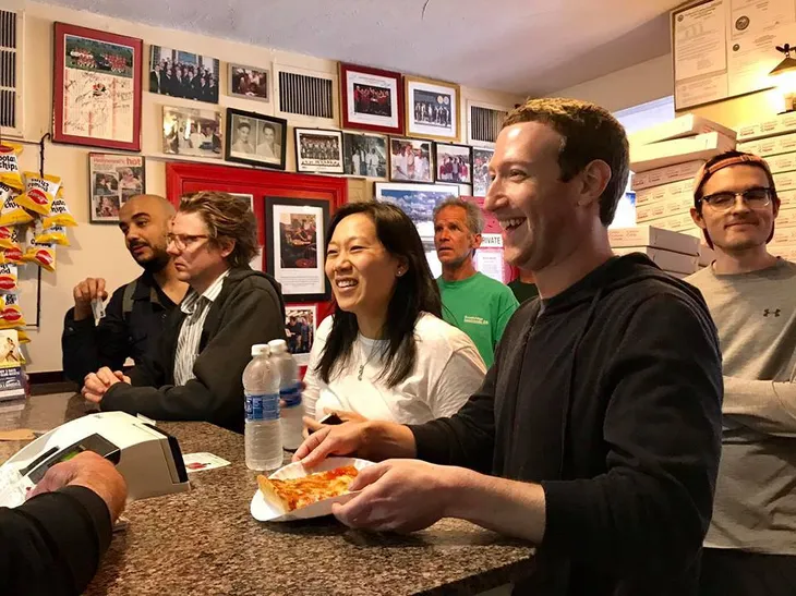 13 năm sau ngày bỏ học, ông chủ Facebook quay lại Harvard nhận bằng - Ảnh 1. 13 năm sau ngày bỏ học, ông chủ Facebook quay lại Harvard nhận bằng - Ảnh 1.