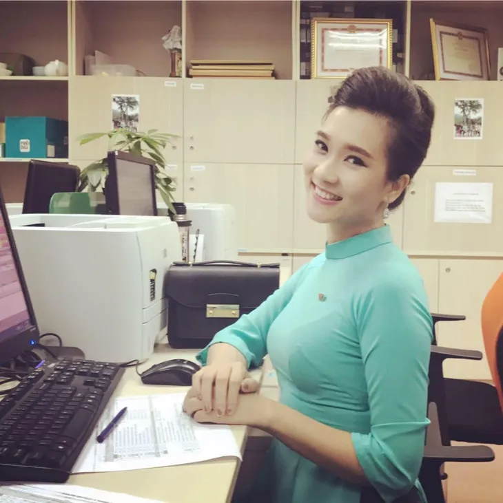 BTV Khánh Trang với những chiếc áo dài gây thương nhớ trong Bản tin 19h - Ảnh 6. BTV Khánh Trang với những chiếc áo dài gây thương nhớ trong Bản tin 19h - Ảnh 6.