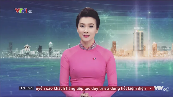 BTV Khánh Trang với những chiếc áo dài gây thương nhớ trong Bản tin 19h - Ảnh 5. BTV Khánh Trang với những chiếc áo dài gây thương nhớ trong Bản tin 19h - Ảnh 5.