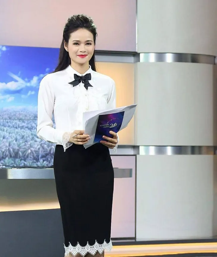 Ngắm nhan sắc trông mòn con mắt và gu thời trang thanh lịch của BTV Thu Hương - Ảnh 2. Ngắm nhan sắc trông mòn con mắt và gu thời trang thanh lịch của BTV Thu Hương - Ảnh 2.
