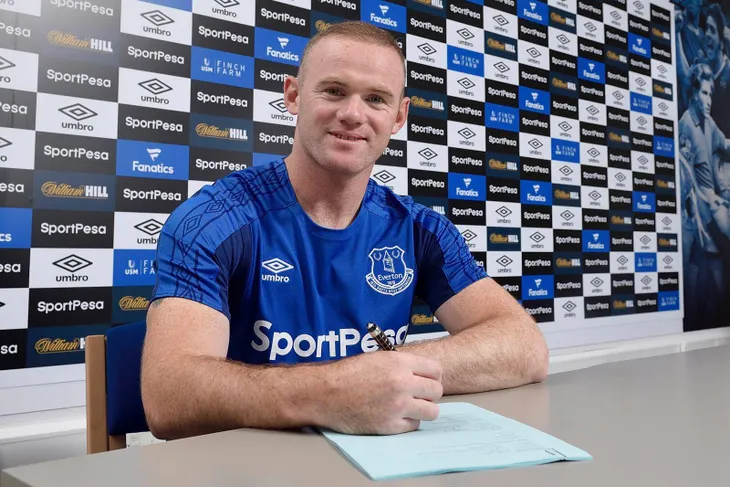 Sau 13 năm, Wayne Rooney trở lại Everton từ Manchester United. Anh ký hợp đồng 2 năm với đội bóng nửa xanh vùng Merseyside. Sau 13 năm, Wayne Rooney trở lại Everton từ Manchester United. Anh ký hợp đồng 2 năm với đội bóng nửa xanh vùng Merseyside.