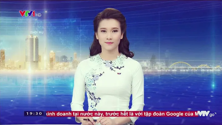 BTV Khánh Trang với những chiếc áo dài gây thương nhớ trong Bản tin 19h - Ảnh 2. BTV Khánh Trang với những chiếc áo dài gây thương nhớ trong Bản tin 19h - Ảnh 2.