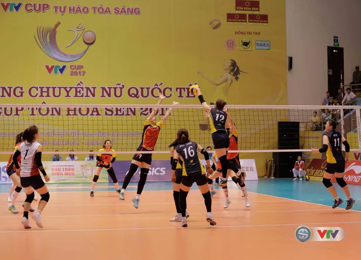 VTV Cup Tôn Hoa Sen 2017: Ẩn số Suwon (Hàn Quốc) giành chiến thắng nghẹt thở - Ảnh 2. VTV Cup Tôn Hoa Sen 2017: Ẩn số Suwon (Hàn Quốc) giành chiến thắng nghẹt thở - Ảnh 2.