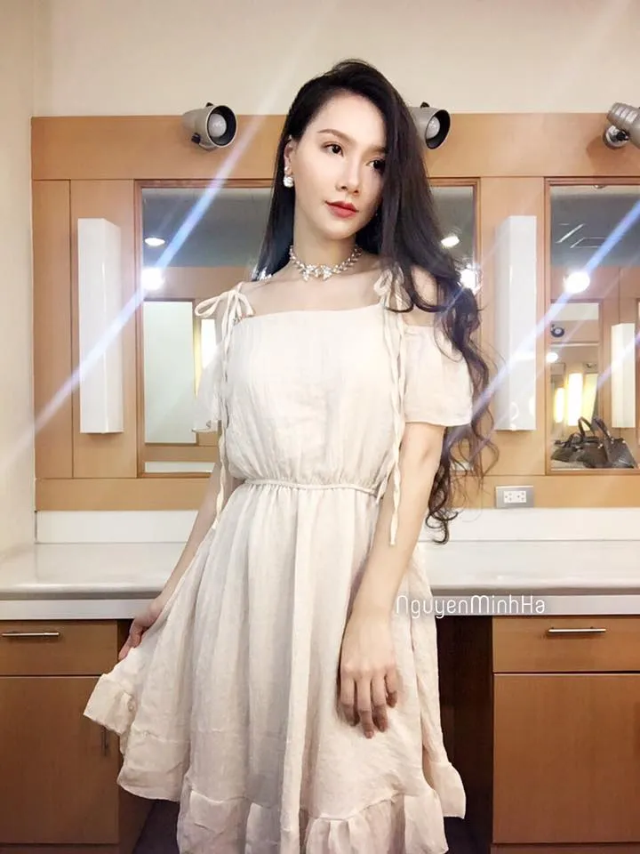 Những lần MC Minh Hà gây thương nhớ với gu thời trang bay bổng, lãng mạn - Ảnh 4. Những lần MC Minh Hà gây thương nhớ với gu thời trang bay bổng, lãng mạn - Ảnh 4.