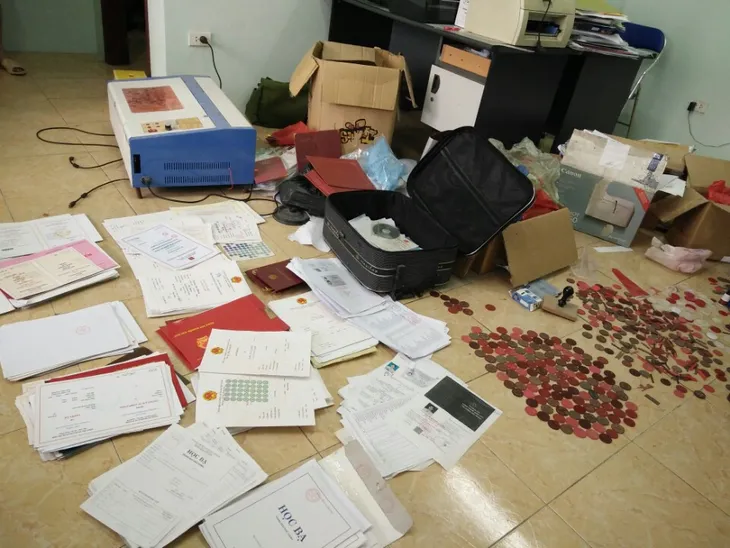 Hà Nội: Triệt phá xưởng sản xuất hàng ngàn con dấu giả, giấy tờ giả - Ảnh 1.