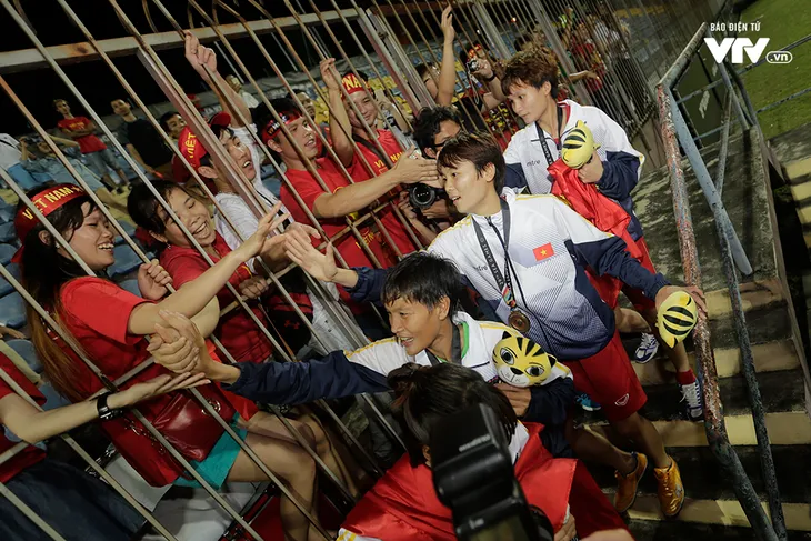 Vỡ oà niềm vui ngày ĐT nữ Việt Nam giành HCV SEA Games 29 - Ảnh 9. Vỡ oà niềm vui ngày ĐT nữ Việt Nam giành HCV SEA Games 29 - Ảnh 9.