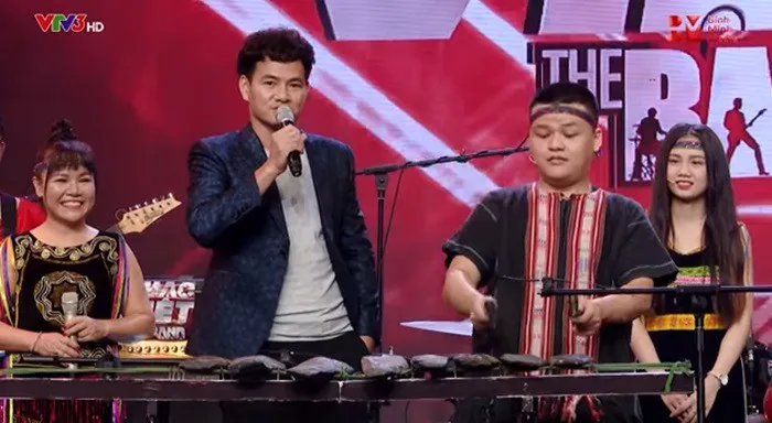 Chán nói bình thường, Xuân Bắc dẫn chương trình bằng cách hát - Ảnh 5. Chán nói bình thường, Xuân Bắc dẫn chương trình bằng cách hát - Ảnh 5.