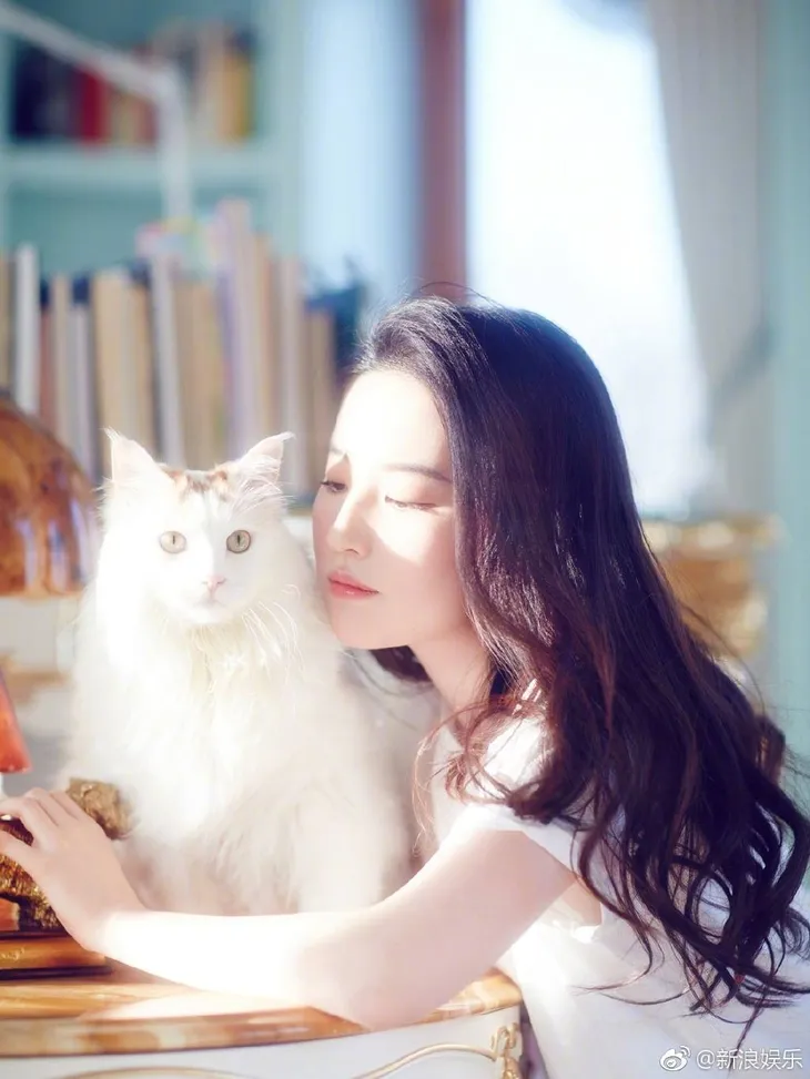 Lưu Diệc Phi cứ thế này bảo sao không yêu!? - Ảnh 6. Lưu Diệc Phi cứ thế này bảo sao không yêu!? - Ảnh 6.