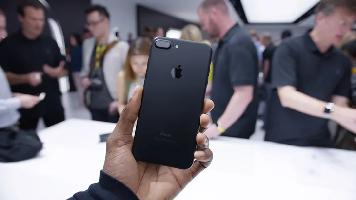 Quên iPhone X và iPhone 8 đi, hãy mua iPhone 7! - Ảnh 2. Quên iPhone X và iPhone 8 đi, hãy mua iPhone 7! - Ảnh 2.