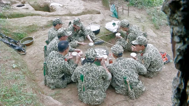 Quốc Thiên bị chê nấu cơm như cháo cho lợn - Ảnh 1. Quốc Thiên bị chê nấu cơm như cháo cho lợn - Ảnh 1.