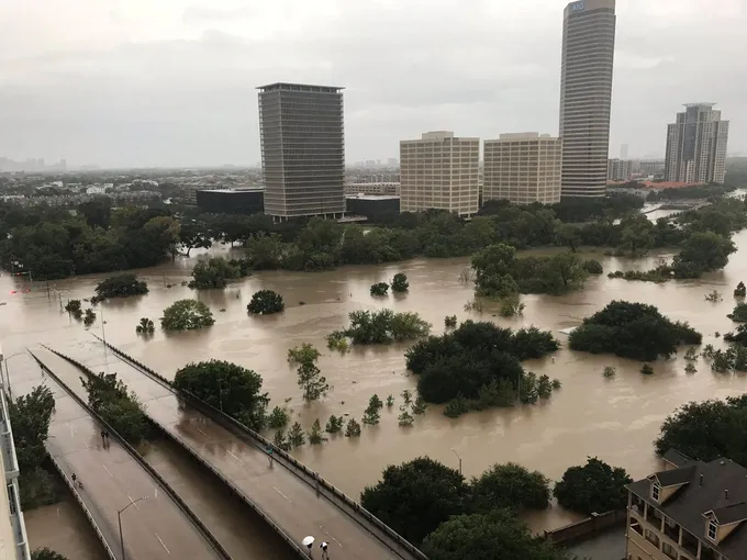 Ít nhất 28 người thiệt mạng do bão tại Houston, Mỹ - Ảnh 3. Ít nhất 28 người thiệt mạng do bão tại Houston, Mỹ - Ảnh 3.