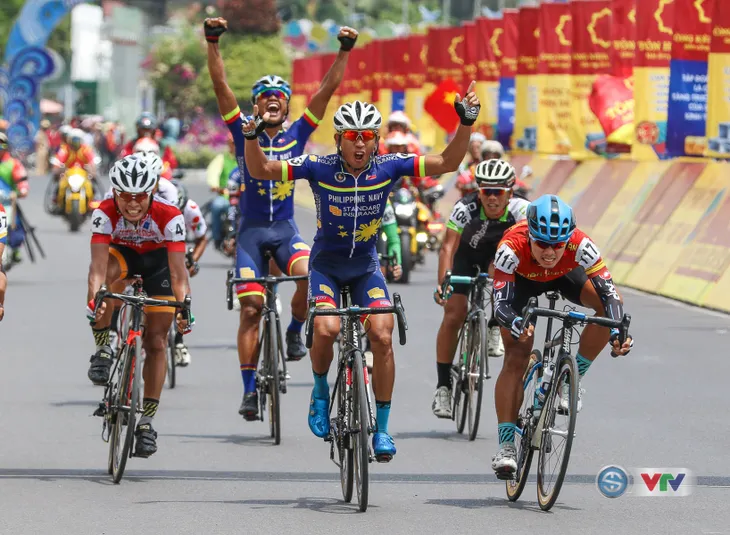 Giải xe đạp quốc tế VTV Cúp Tôn Hoa Sen 2017: Jan Paul Morales giành chiến thắng chặng 11 - Ảnh 2. Giải xe đạp quốc tế VTV Cúp Tôn Hoa Sen 2017: Jan Paul Morales giành chiến thắng chặng 11 - Ảnh 2.
