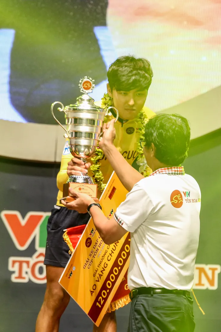 ẢNH: Những khoảnh khắc ấn tượng trong Gala giải xe đạp quốc tế VTV Cúp Tôn Hoa Sen 2017 - Ảnh 11. ẢNH: Những khoảnh khắc ấn tượng trong Gala giải xe đạp quốc tế VTV Cúp Tôn Hoa Sen 2017 - Ảnh 11.