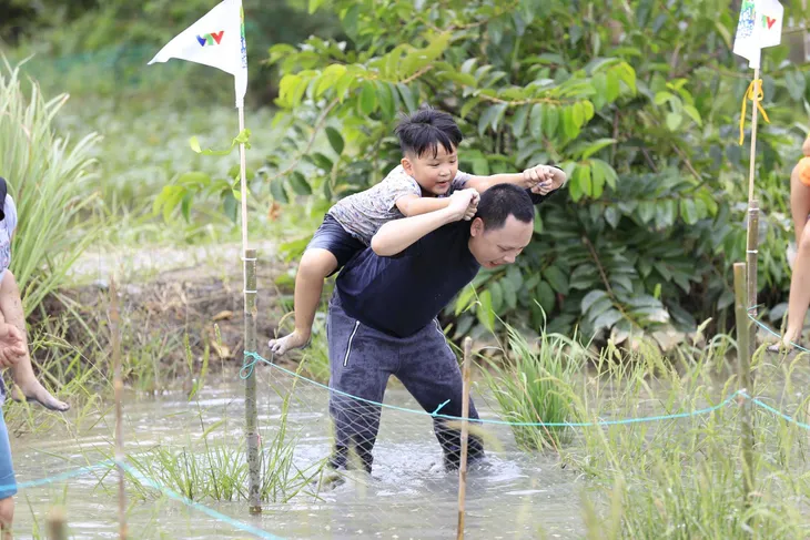 Lộ diện cặp bố con đầu tiên của Bố ơi! Mình ơi đi đâu thế? mùa 4 - Ảnh 1. Lộ diện cặp bố con đầu tiên của Bố ơi! Mình ơi đi đâu thế? mùa 4 - Ảnh 1.