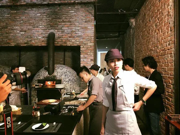 BTV Ngọc Trinh thích thú trải nghiệm lần đầu làm bánh pizza - Ảnh 1. BTV Ngọc Trinh thích thú trải nghiệm lần đầu làm bánh pizza - Ảnh 1.