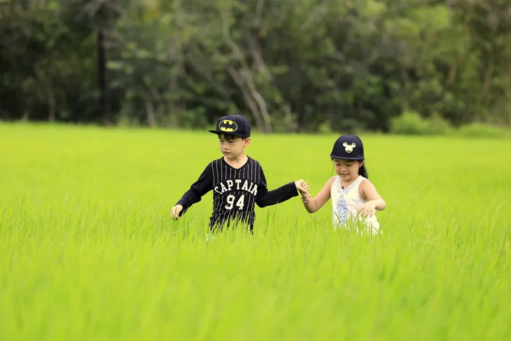 Bố ơi! Mình đi đâu thế? mùa 4: Con trai MC Hồng Phúc ngất ngây vì bạn gái siêu dễ thương - Ảnh 2. Bố ơi! Mình đi đâu thế? mùa 4: Con trai MC Hồng Phúc ngất ngây vì bạn gái siêu dễ thương - Ảnh 2.