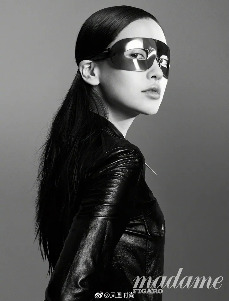 Angelababy nổi bật với sắc đen huyền bí - Ảnh 4. Angelababy nổi bật với sắc đen huyền bí - Ảnh 4.