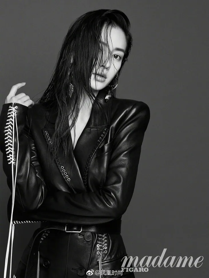 Angelababy nổi bật với sắc đen huyền bí - Ảnh 3. Angelababy nổi bật với sắc đen huyền bí - Ảnh 3.