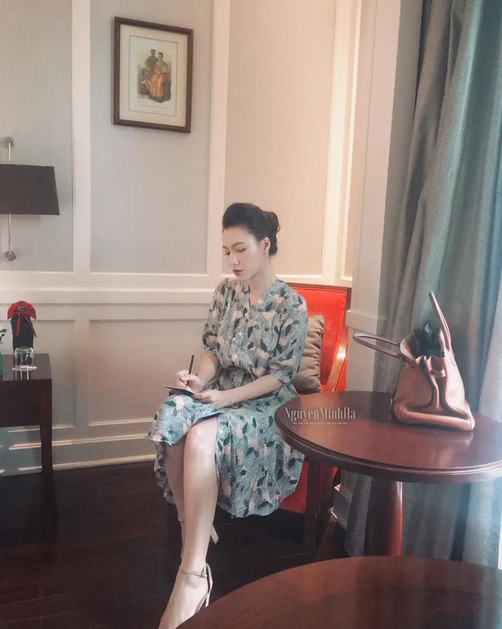 Những lần MC Minh Hà gây thương nhớ với gu thời trang bay bổng, lãng mạn - Ảnh 5. Những lần MC Minh Hà gây thương nhớ với gu thời trang bay bổng, lãng mạn - Ảnh 5.
