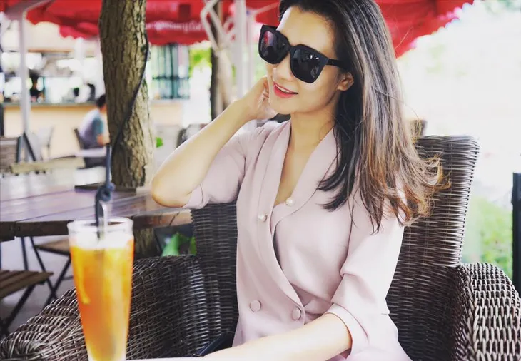 BTV Khánh Trang ghi điểm với gu thời trang thanh lịch, nữ tính - Ảnh 3. BTV Khánh Trang ghi điểm với gu thời trang thanh lịch, nữ tính - Ảnh 3.