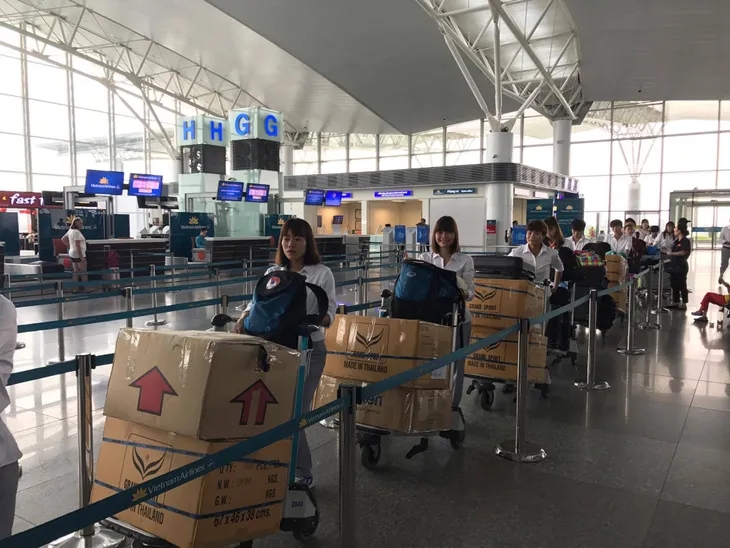 Chùm ảnh: ĐT bóng đá nữ Việt Nam lên đường tham dự SEA Games 29 - Ảnh 1. Chùm ảnh: ĐT bóng đá nữ Việt Nam lên đường tham dự SEA Games 29 - Ảnh 1.