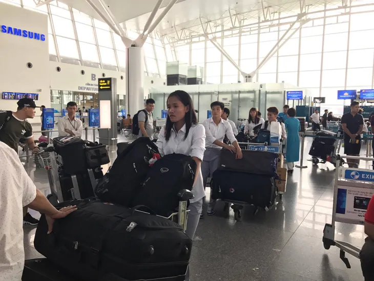 Chùm ảnh: ĐT bóng đá nữ Việt Nam lên đường tham dự SEA Games 29 - Ảnh 2. Chùm ảnh: ĐT bóng đá nữ Việt Nam lên đường tham dự SEA Games 29 - Ảnh 2.
