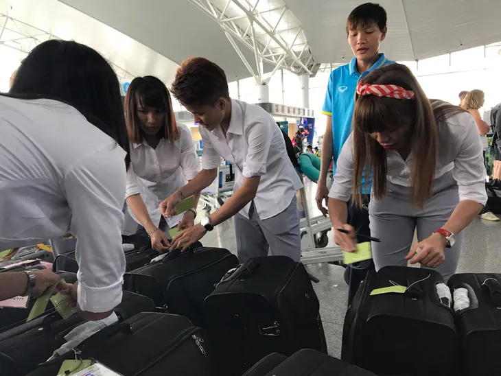 Chùm ảnh: ĐT bóng đá nữ Việt Nam lên đường tham dự SEA Games 29 - Ảnh 3. Chùm ảnh: ĐT bóng đá nữ Việt Nam lên đường tham dự SEA Games 29 - Ảnh 3.