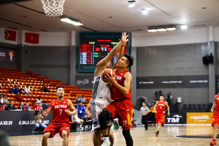 SEA Games 29: ĐT Bóng rổ Việt Nam thắng áp đảo ĐT Lào ở trận đấu thứ 3 - Ảnh 3. SEA Games 29: ĐT Bóng rổ Việt Nam thắng áp đảo ĐT Lào ở trận đấu thứ 3 - Ảnh 3.