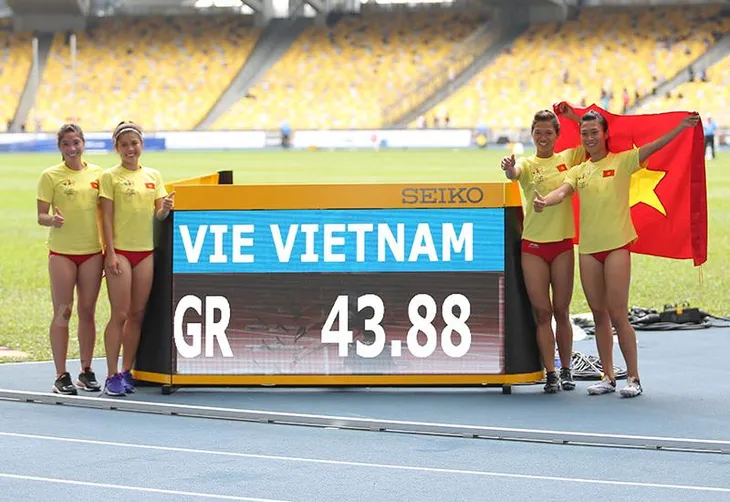 Tú Chinh và đồng đội xuất sắc phá kỷ lục SEA Games nội dung 4x100m - Ảnh 1. Tú Chinh và đồng đội xuất sắc phá kỷ lục SEA Games nội dung 4x100m - Ảnh 1.