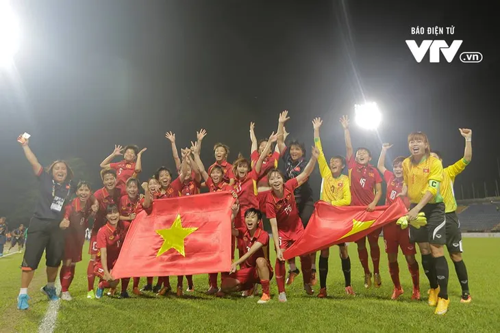 Thắng đậm ĐT nữ Malaysia, ĐT nữ Việt Nam lên ngôi vô địch SEA Games 29 - Ảnh 2. Thắng đậm ĐT nữ Malaysia, ĐT nữ Việt Nam lên ngôi vô địch SEA Games 29 - Ảnh 2.