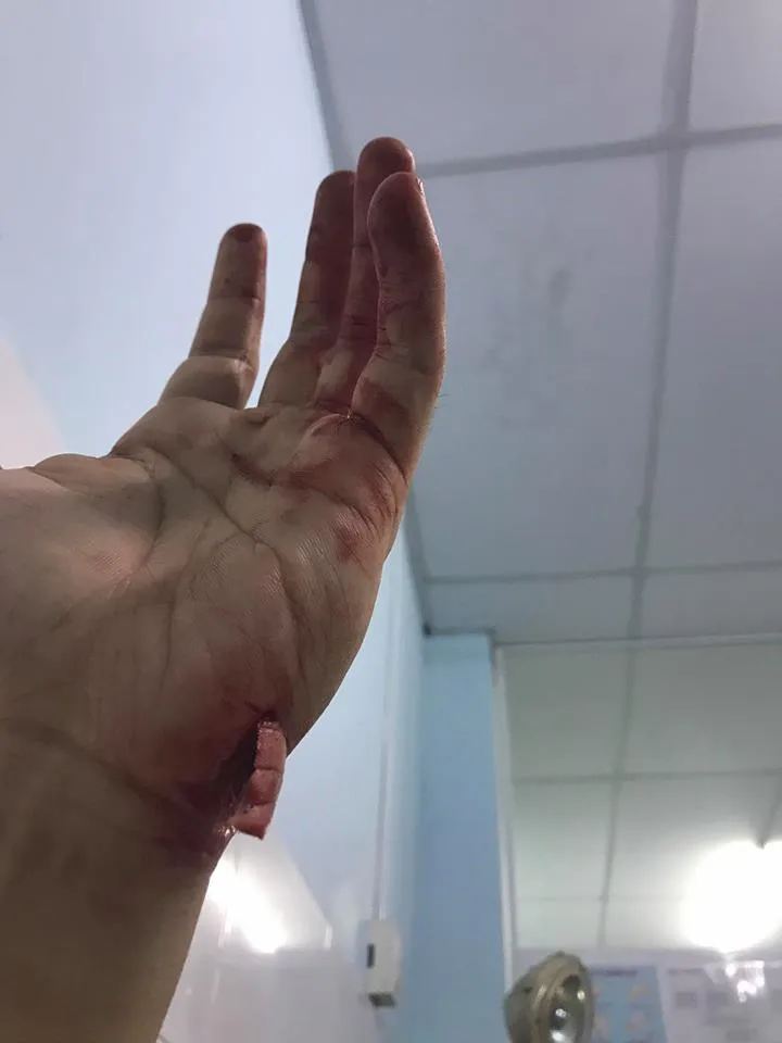 Xé lòng với lời cầu xin của ca sĩ Đông Hùng: Con mệt rồi mẹ ạ. Cho con một con đường sống! - Ảnh 2. Xé lòng với lời cầu xin của ca sĩ Đông Hùng: Con mệt rồi mẹ ạ. Cho con một con đường sống! - Ảnh 2.