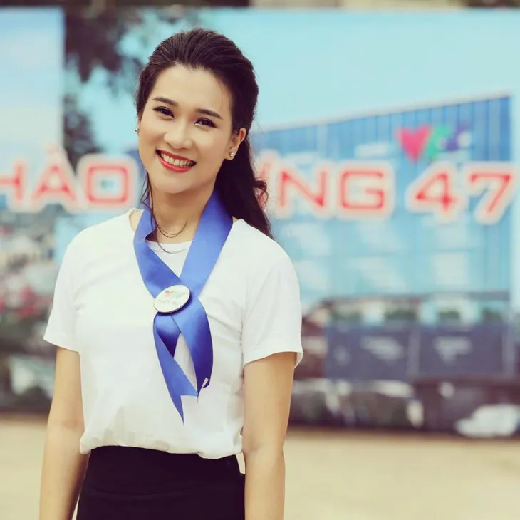 BTV Thời sự 19h gây sốt khi giống diễn viên Bảo Thanh như hai chị em - Ảnh 1. BTV Thời sự 19h gây sốt khi giống diễn viên Bảo Thanh như hai chị em - Ảnh 1.