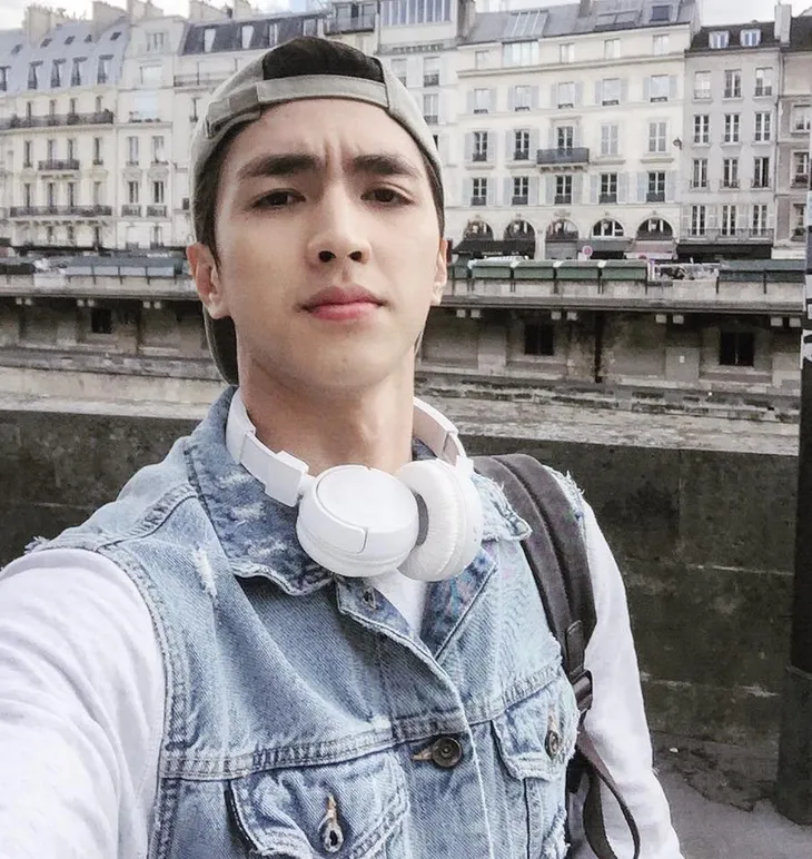 Đóng phim ở trời Tây, hot boy Bình An thả ga tạo dáng - Ảnh 5. Đóng phim ở trời Tây, hot boy Bình An thả ga tạo dáng - Ảnh 5.