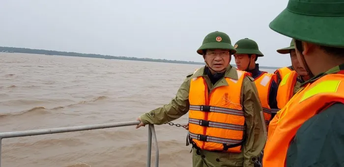 Phó Thủ tướng Trịnh Đình Dũng kiểm tra công tác ứng phó bão số 16 - Ảnh 1. Phó Thủ tướng Trịnh Đình Dũng kiểm tra công tác ứng phó bão số 16 - Ảnh 1.
