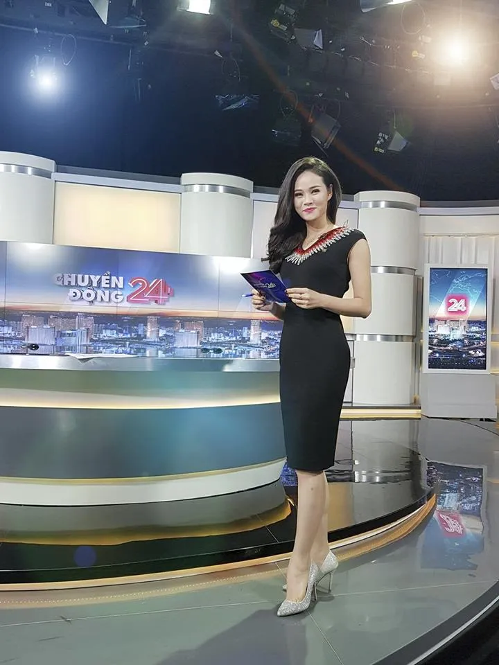 Ngắm nhan sắc trông mòn con mắt và gu thời trang thanh lịch của BTV Thu Hương - Ảnh 8. Ngắm nhan sắc trông mòn con mắt và gu thời trang thanh lịch của BTV Thu Hương - Ảnh 8.