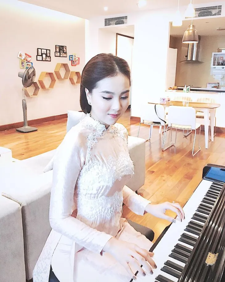 MC thời tiết Mai Ngọc trổ tài chơi piano cực ngọt - Ảnh 1. MC thời tiết Mai Ngọc trổ tài chơi piano cực ngọt - Ảnh 1.