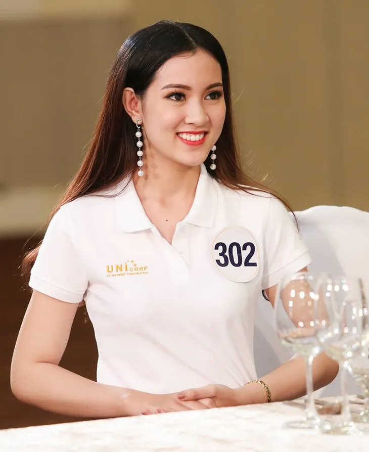 Thí sinh Hoa hậu Hoàn vũ Việt Nam 2017 lúng túng khi học lễ nghi trên bàn ăn - Ảnh 5. Thí sinh Hoa hậu Hoàn vũ Việt Nam 2017 lúng túng khi học lễ nghi trên bàn ăn - Ảnh 5.