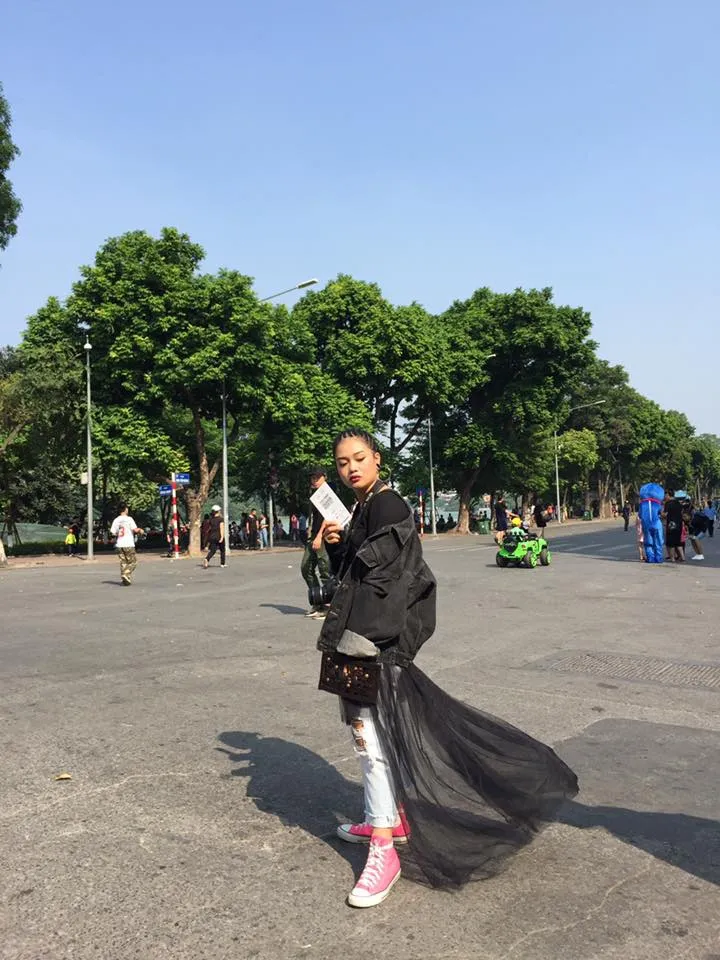 Tuần lễ thời trang quốc tế Việt Nam Thu - Đông 2017: Các tín đồ thời trang thả dáng tại “The best street style” - Ảnh 8. Tuần lễ thời trang quốc tế Việt Nam Thu - Đông 2017: Các tín đồ thời trang thả dáng tại “The best street style” - Ảnh 8.