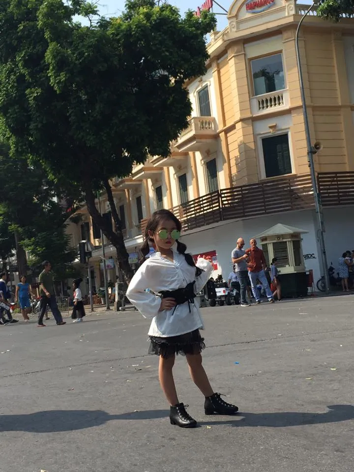 Tuần lễ thời trang quốc tế Việt Nam Thu - Đông 2017: Các tín đồ thời trang thả dáng tại “The best street style” - Ảnh 5. Tuần lễ thời trang quốc tế Việt Nam Thu - Đông 2017: Các tín đồ thời trang thả dáng tại “The best street style” - Ảnh 5.