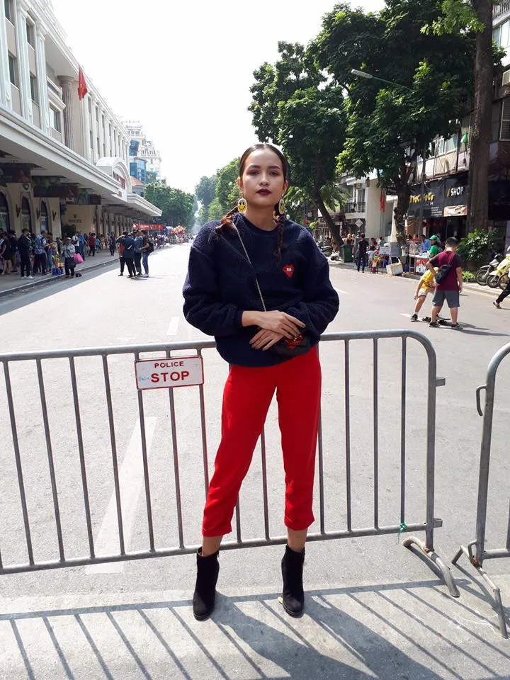 Tuần lễ thời trang quốc tế Việt Nam Thu - Đông 2017: Các tín đồ thời trang thả dáng tại “The best street style” - Ảnh 7. Tuần lễ thời trang quốc tế Việt Nam Thu - Đông 2017: Các tín đồ thời trang thả dáng tại “The best street style” - Ảnh 7.