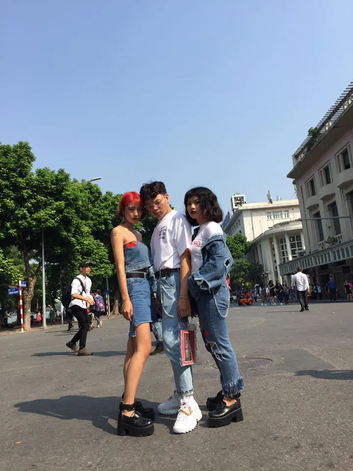 Tuần lễ thời trang quốc tế Việt Nam Thu - Đông 2017: Các tín đồ thời trang thả dáng tại “The best street style” - Ảnh 3. Tuần lễ thời trang quốc tế Việt Nam Thu - Đông 2017: Các tín đồ thời trang thả dáng tại “The best street style” - Ảnh 3.