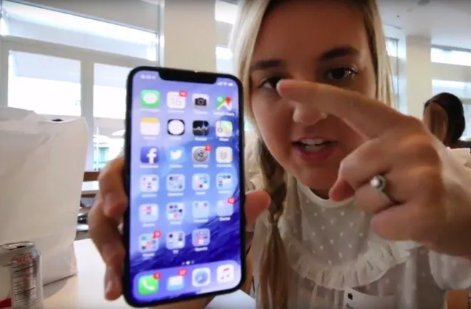 Bố bị Apple đuổi việc vì con gái để lộ iPhone X - Ảnh 1. Bố bị Apple đuổi việc vì con gái để lộ iPhone X - Ảnh 1.