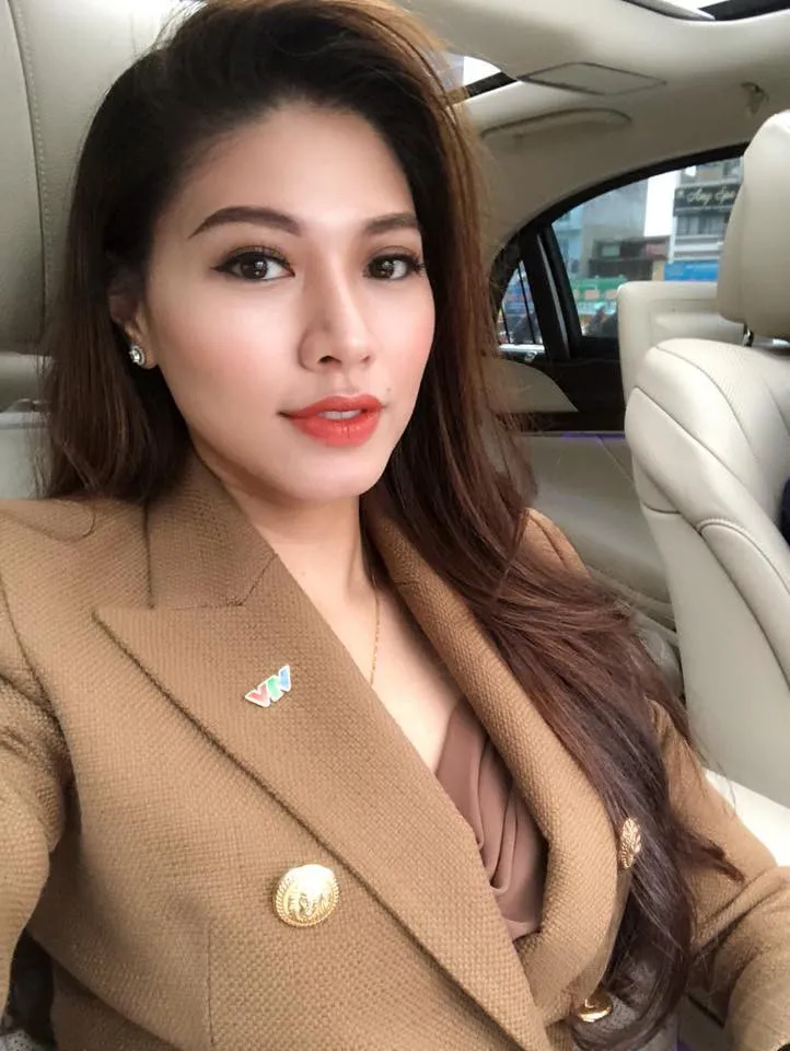 BTV Ngọc Trinh chia sẻ bí kíp diện vest cá tính và quyến rũ - Ảnh 4. BTV Ngọc Trinh chia sẻ bí kíp diện vest cá tính và quyến rũ - Ảnh 4.
