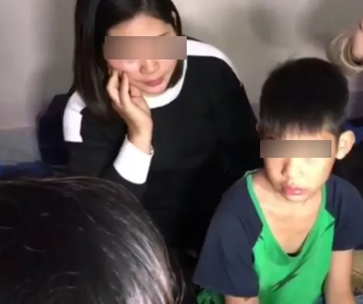 Bé trai 9 tuổi nghi bị bố đẻ dùng dây điện đánh thâm tím người - Ảnh 1. Bé trai 9 tuổi nghi bị bố đẻ dùng dây điện đánh thâm tím người - Ảnh 1.