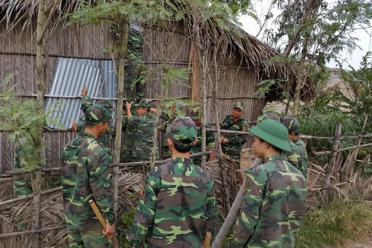Tiền Giang: Bộ đội giúp dân chống bão số 16 - Ảnh 1. Tiền Giang: Bộ đội giúp dân chống bão số 16 - Ảnh 1.