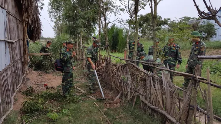 Tiền Giang: Bộ đội giúp dân chống bão số 16 - Ảnh 2. Tiền Giang: Bộ đội giúp dân chống bão số 16 - Ảnh 2.