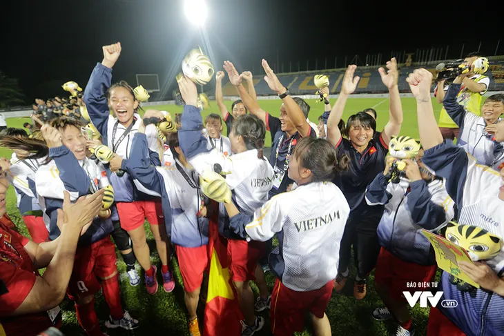 Vỡ oà niềm vui ngày ĐT nữ Việt Nam giành HCV SEA Games 29 - Ảnh 8. Vỡ oà niềm vui ngày ĐT nữ Việt Nam giành HCV SEA Games 29 - Ảnh 8.